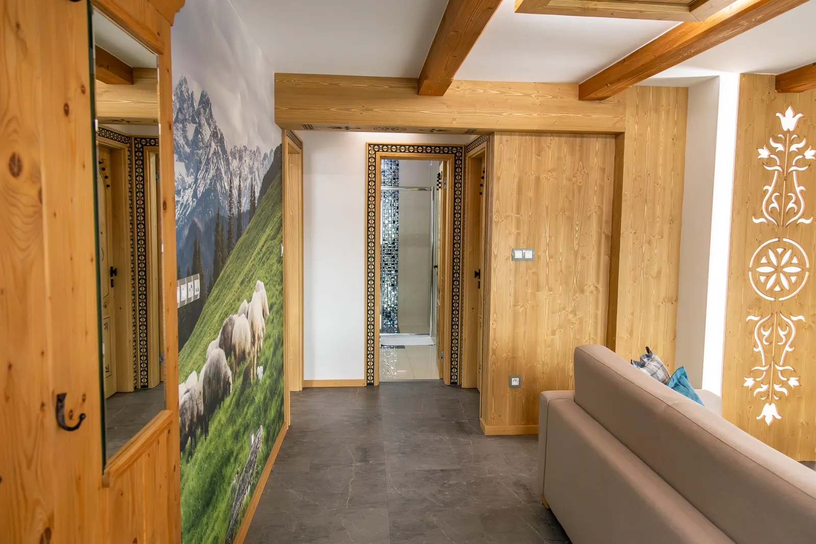 Chodba apartmánu 21B s horskou maľbou