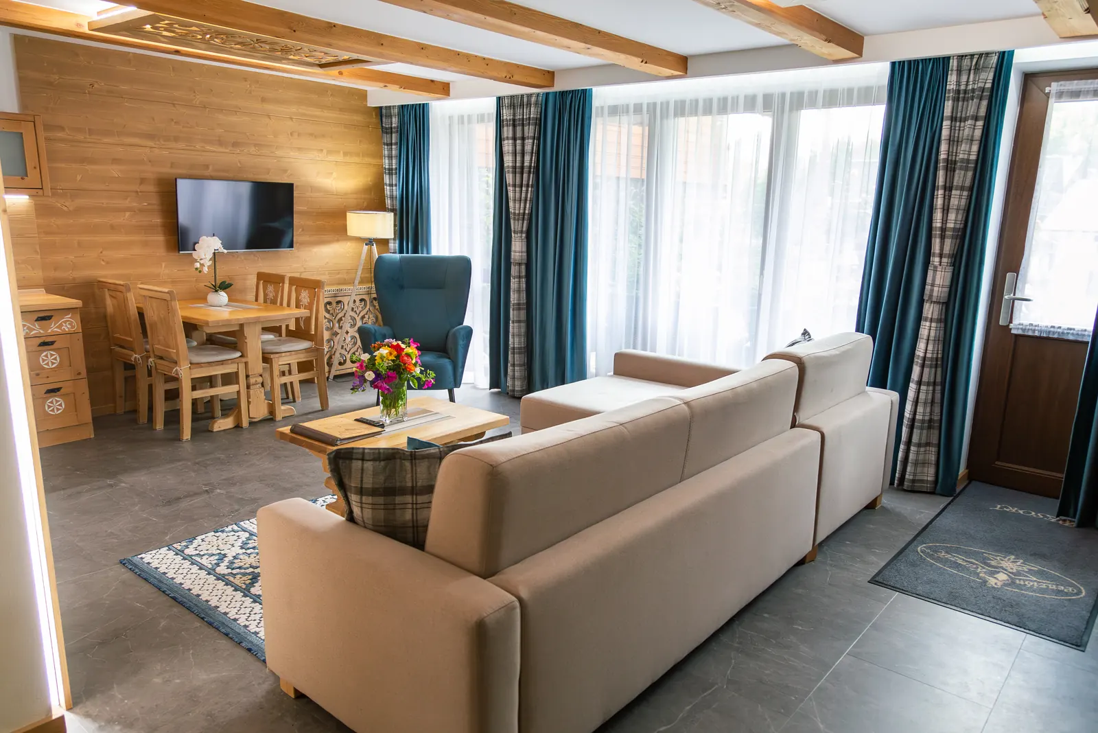 Jedálenský stôl a kreslo pri okne, apartmán 21B