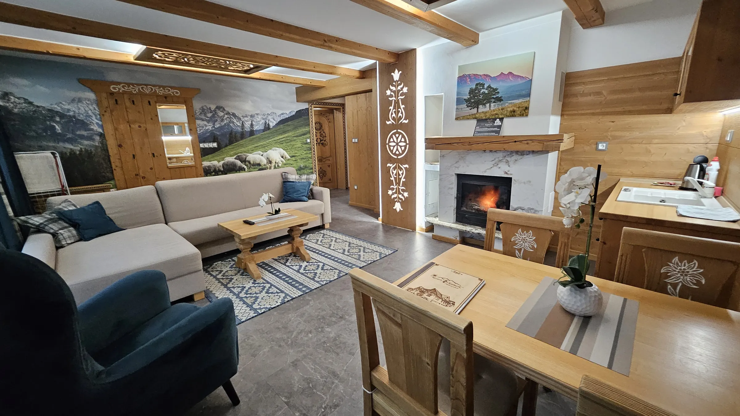 Obývačka apartmánu 21B s krbom