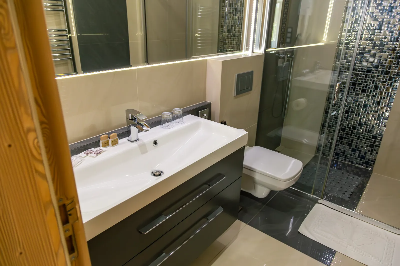 Kúpeľňa apartmánu 21B so sprchou
