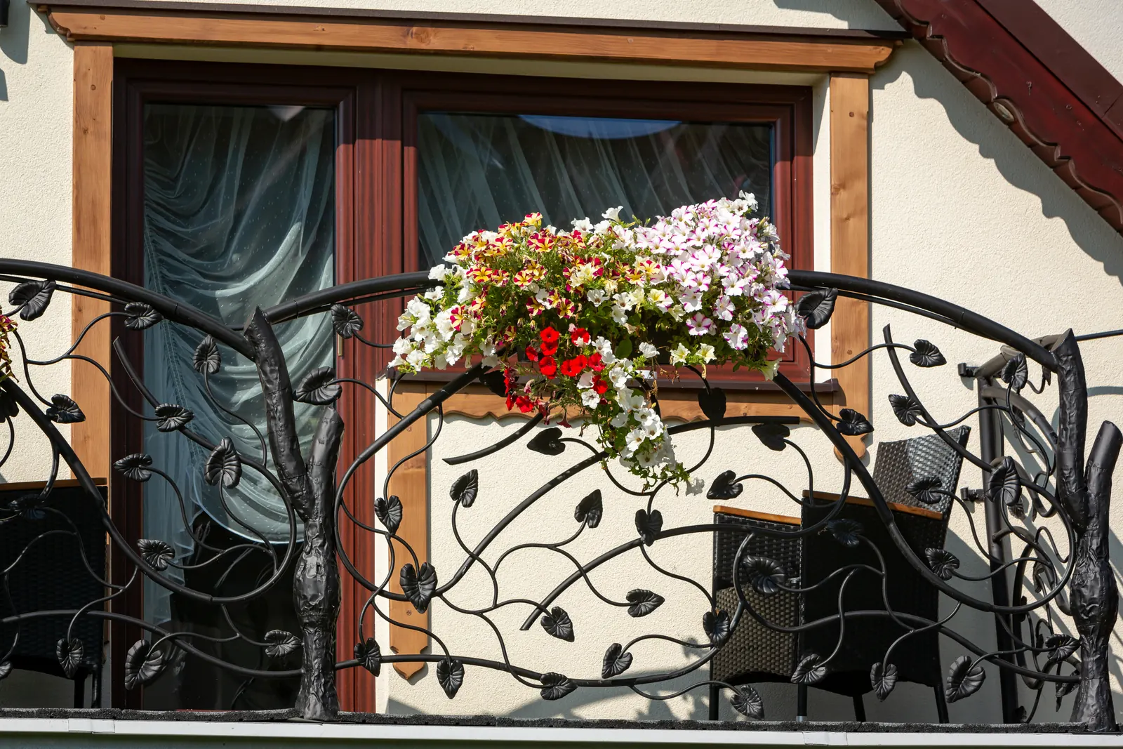 Kované zábradlie balkóna a petúnie