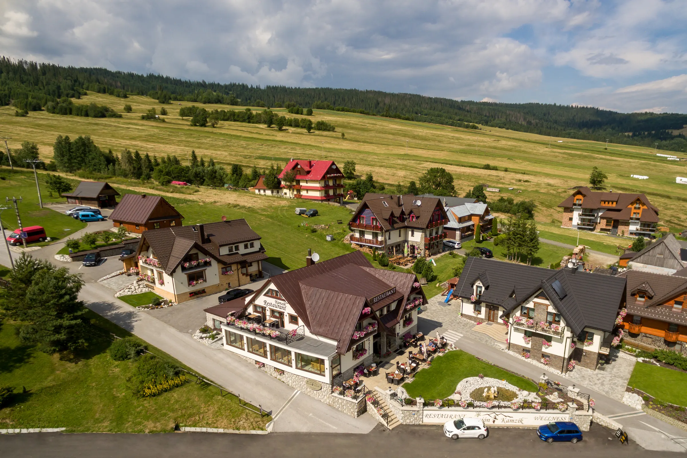 Areál resortu z výšky – penzión, villa a apartmány