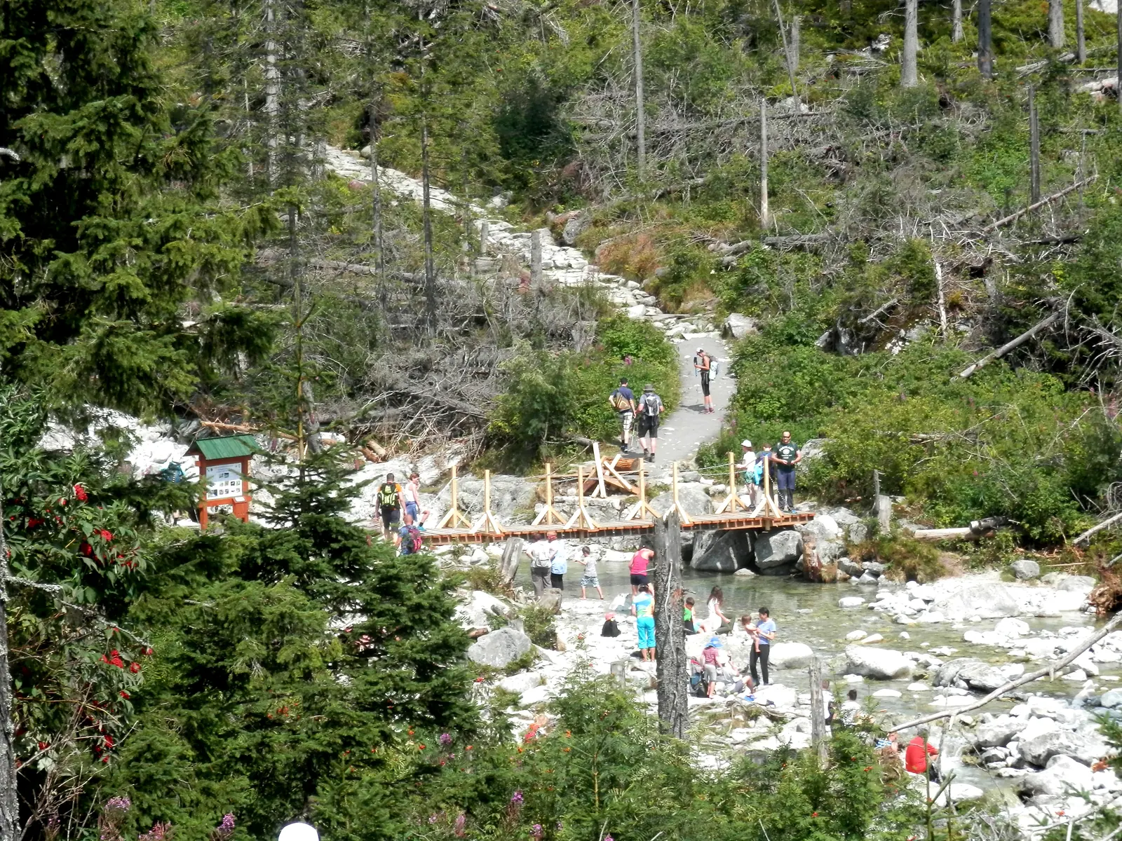 Turisti na mostíku nad Studenovodskými vodopádmi pri Hrebienku