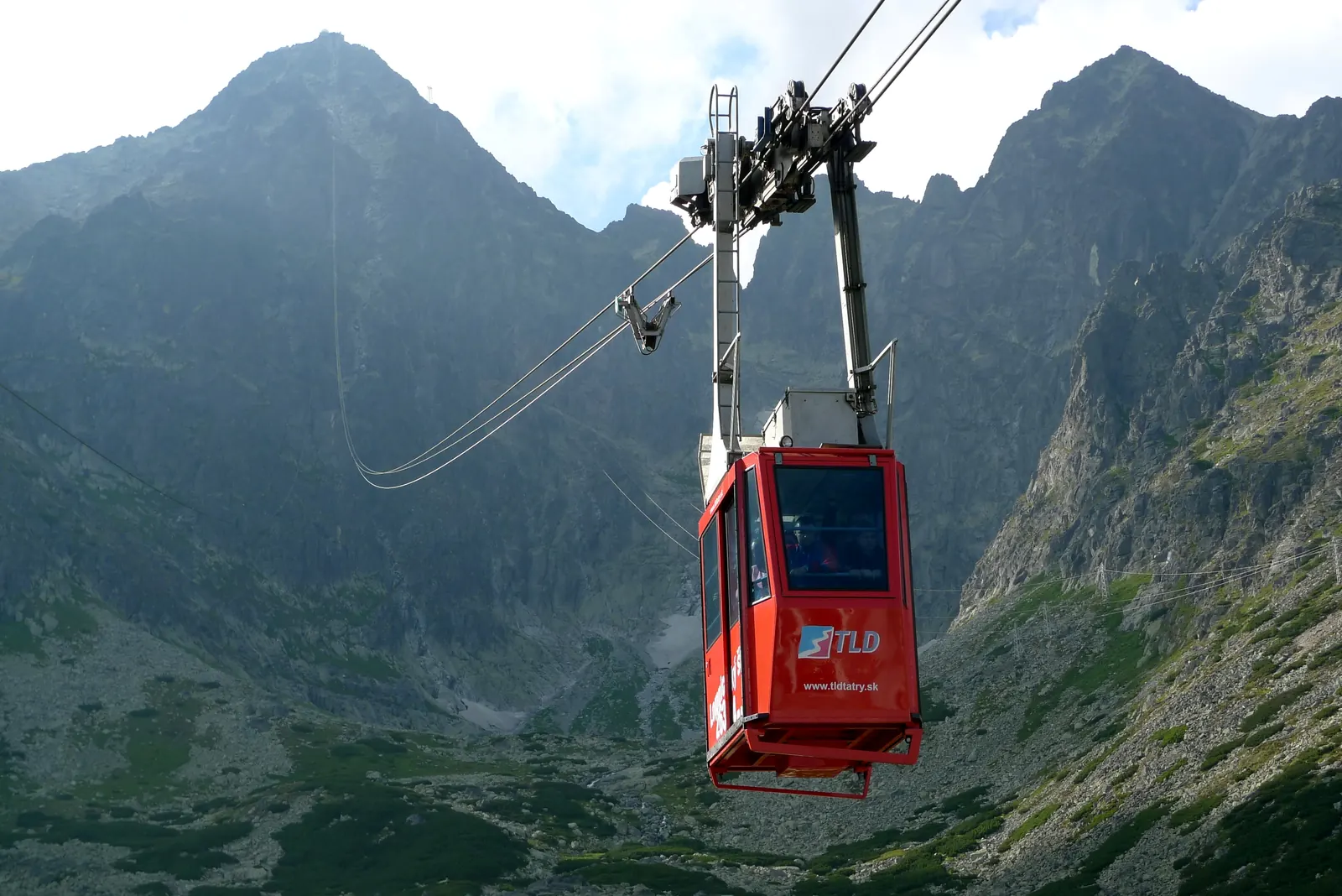 Červená kabína lanovky na Lomnický štít nad Skalnatým plesom