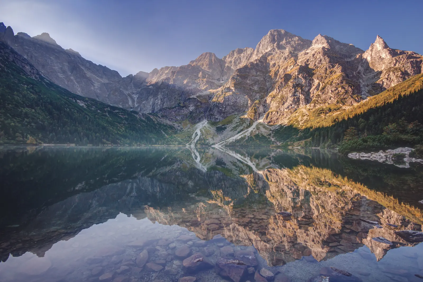 Morskie Oko za jesenného rána s odrazom štítov v hladine