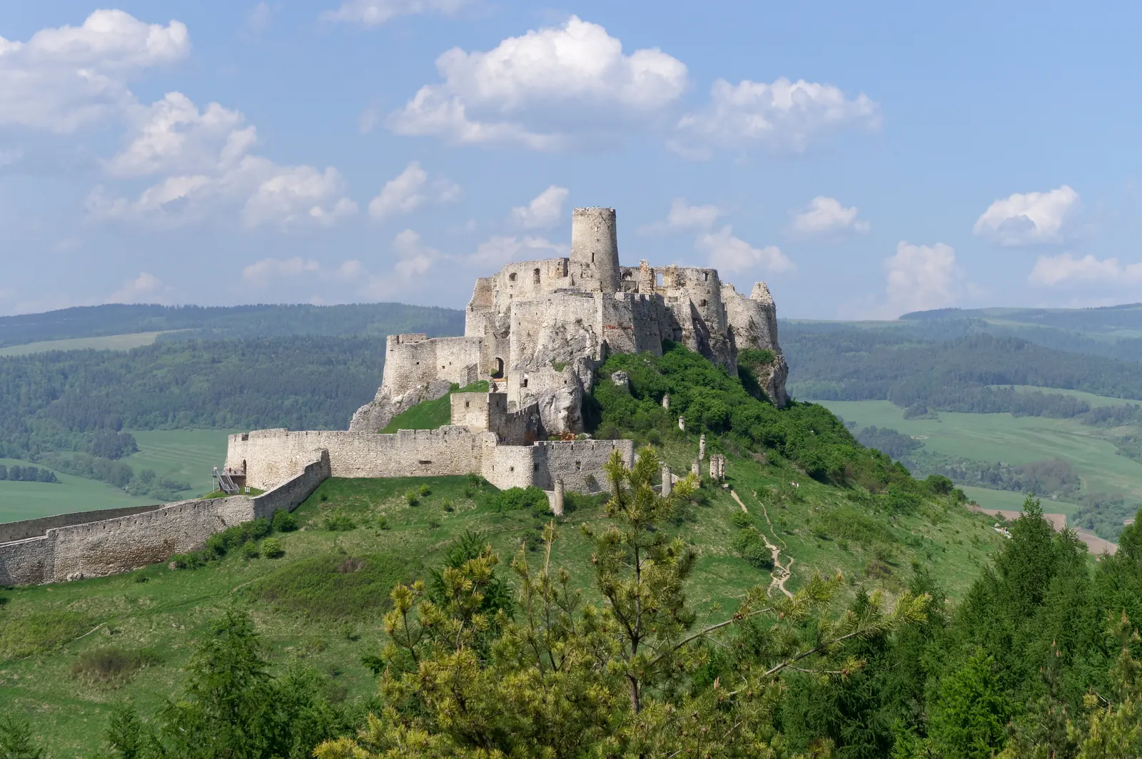 Spišský hrad na travertínovej kope nad Spišským Podhradím