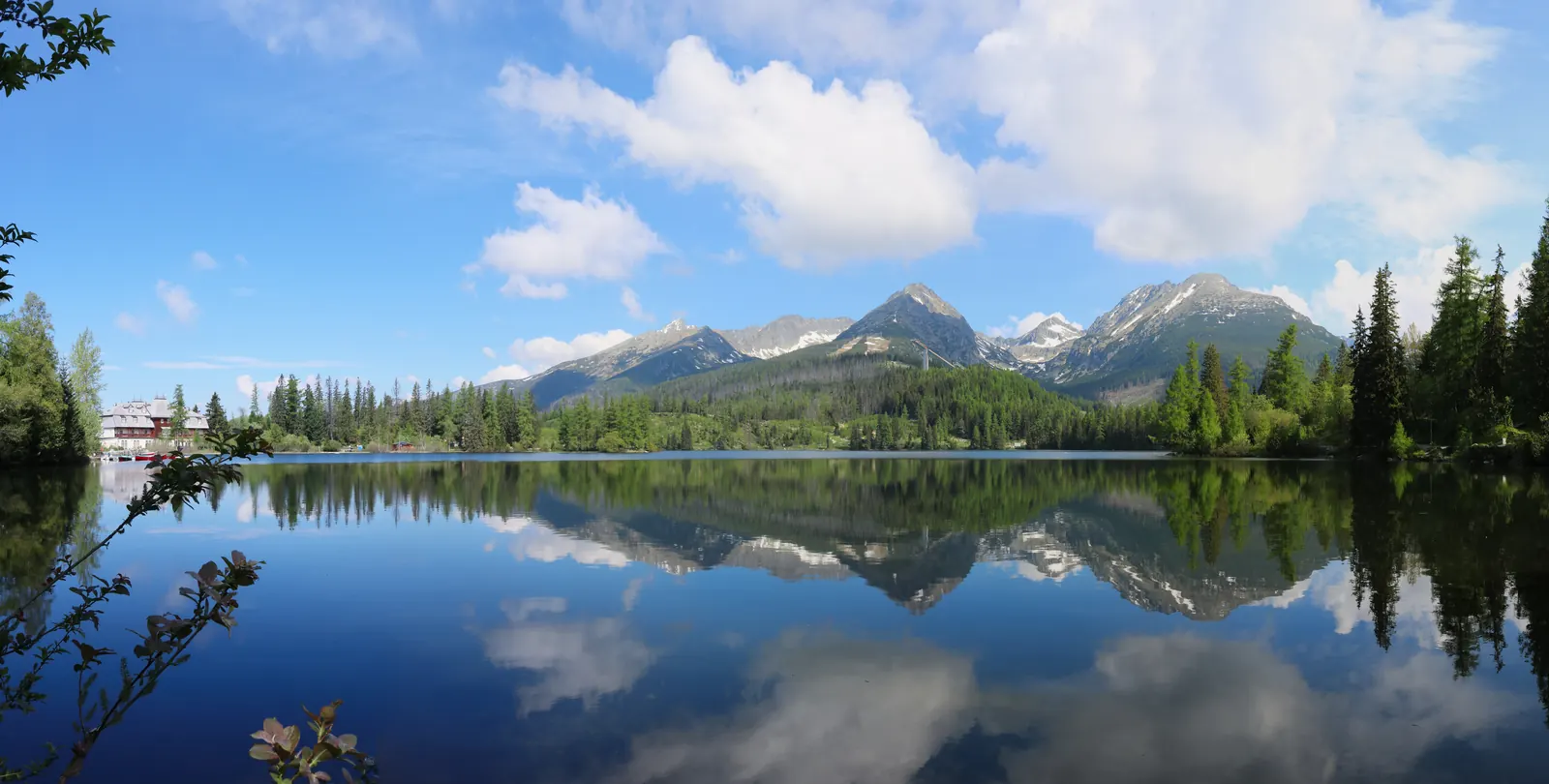 Štrbské pleso s hrebeňom Vysokých Tatier v pozadí