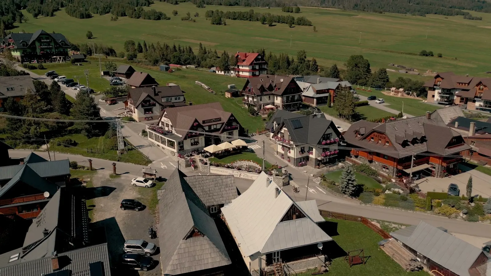 Ždiar z výšky: drevenice pozdĺž cesty a lúky pod Spišskou Magurou