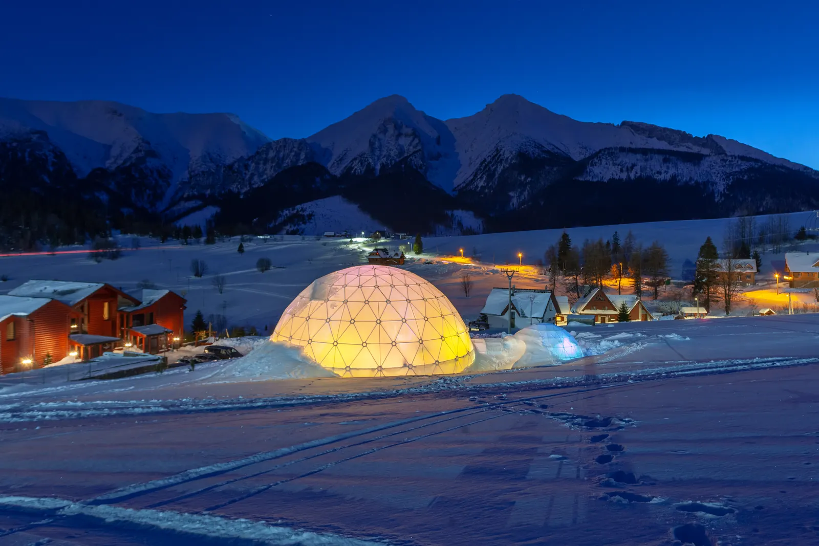 Zimná noc v Ždiari, v pozadí Belianske Tatry