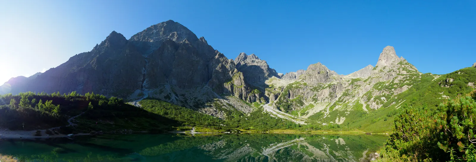 Zelené pleso a chata pod stenami Jastrabej veže