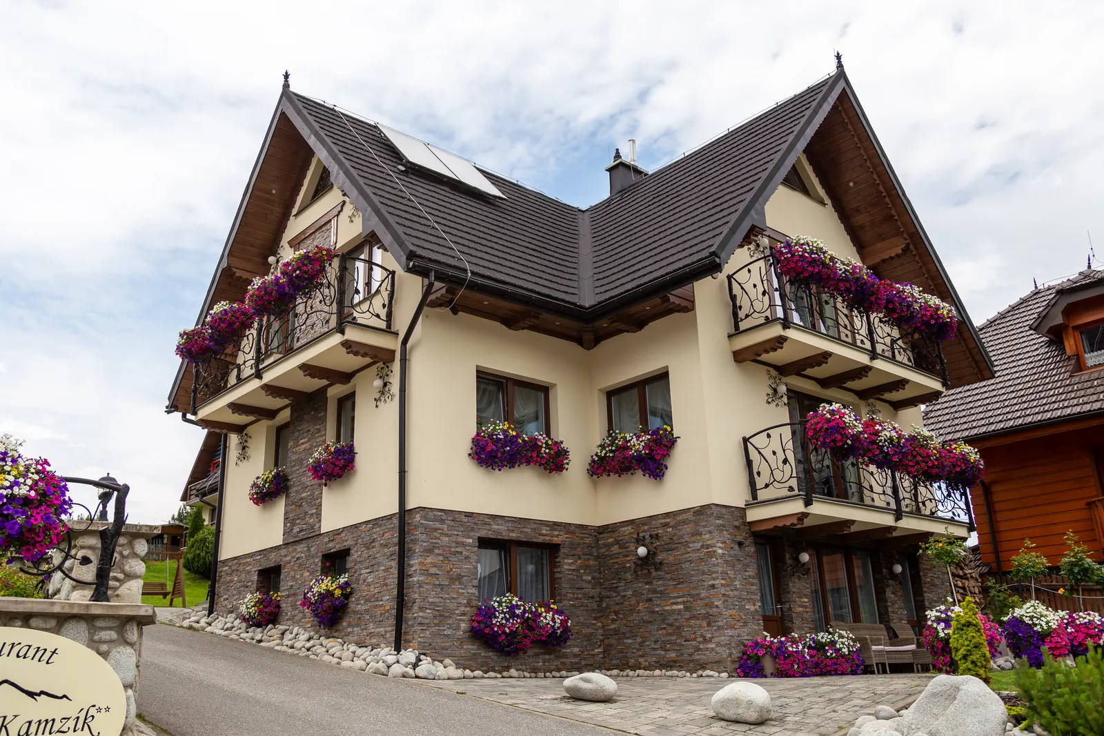 Dom s apartmánmi a kvety