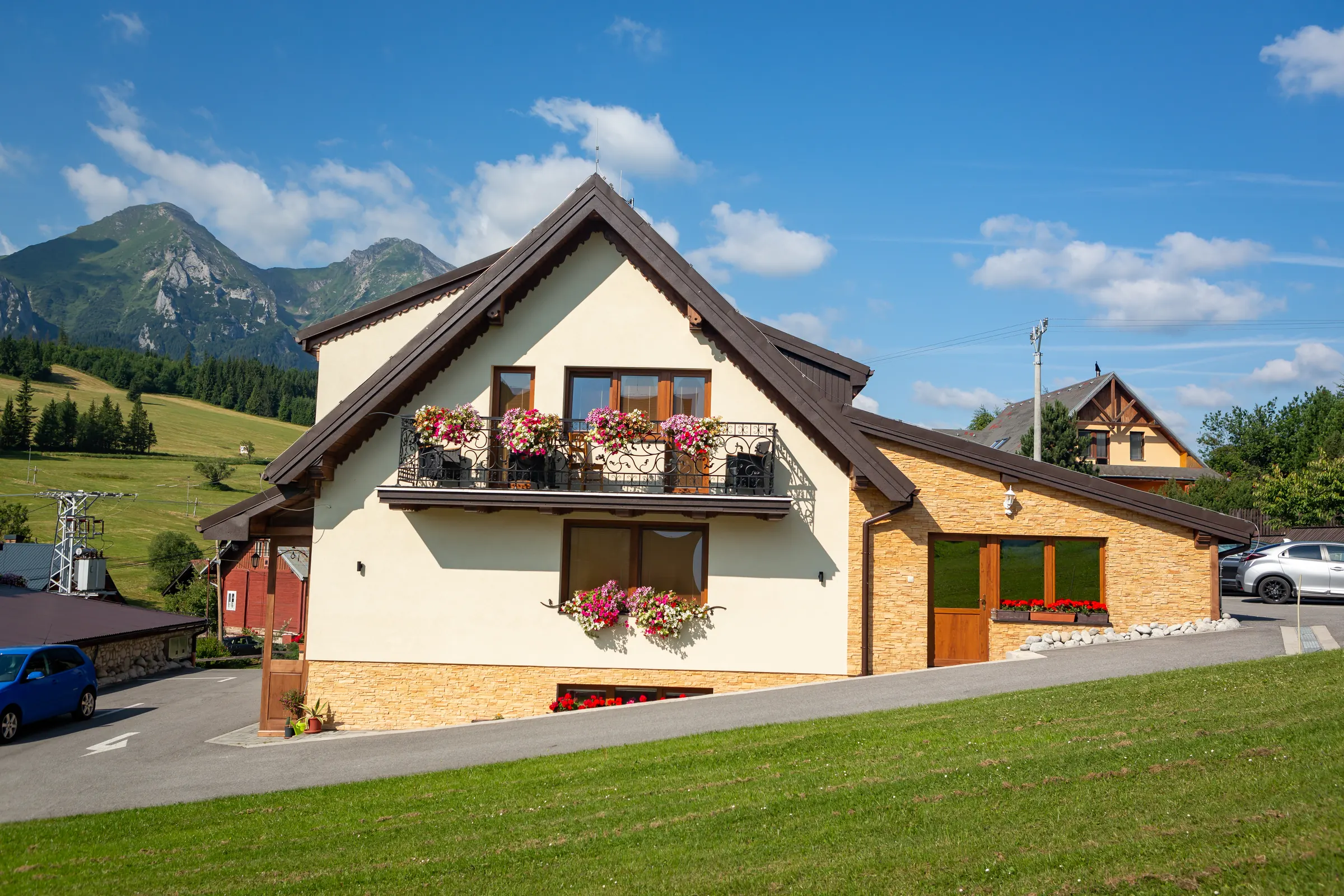 Villa Kamzík v lete, v pozadí Belianske Tatry