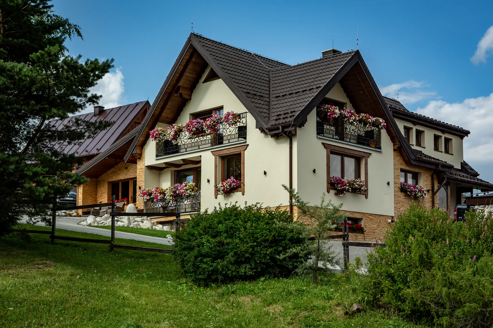 Villa Kamzík v lete s kvetmi na balkónoch