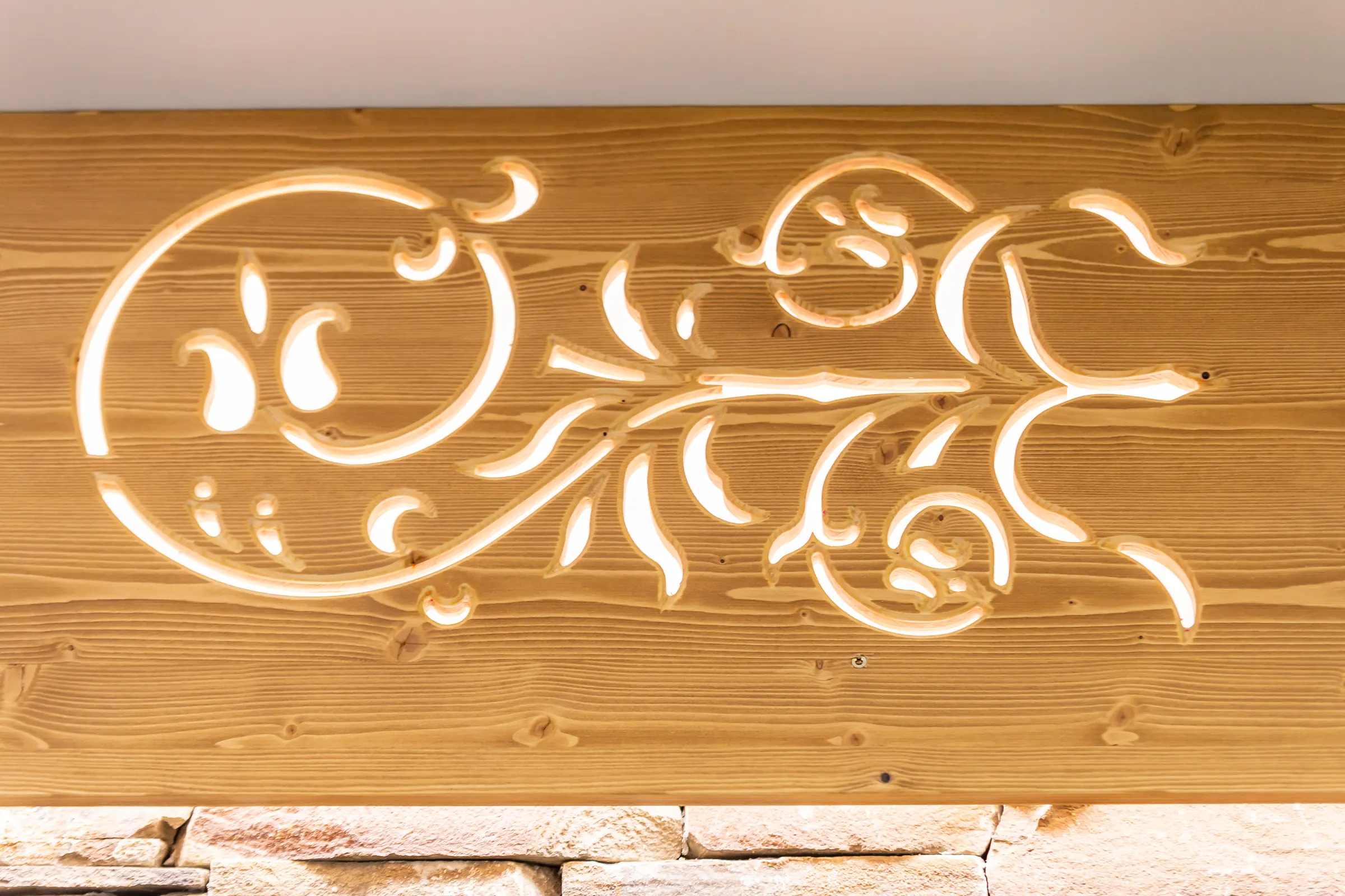 Vyrezávaný ornament v dreve s podsvietením